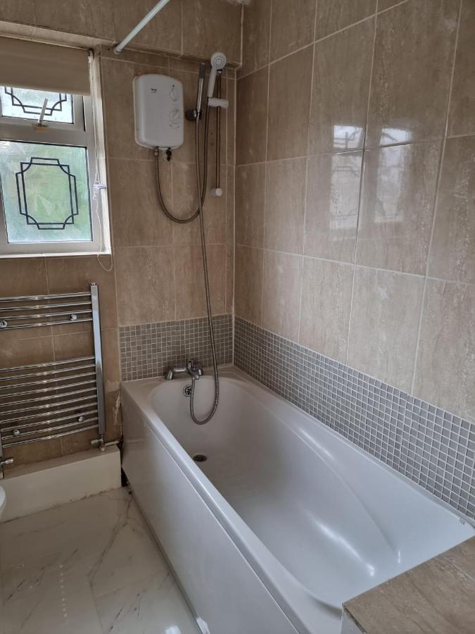 Crane Home In Dagenham With Free Wi Fi Exterior photo