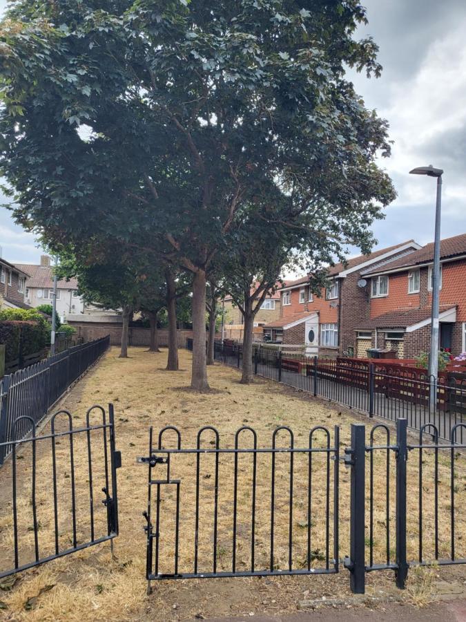 Crane Home In Dagenham With Free Wi Fi Exterior photo