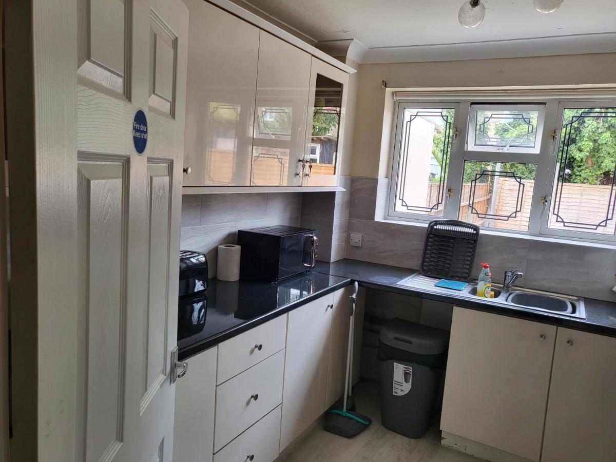 Crane Home In Dagenham With Free Wi Fi Exterior photo