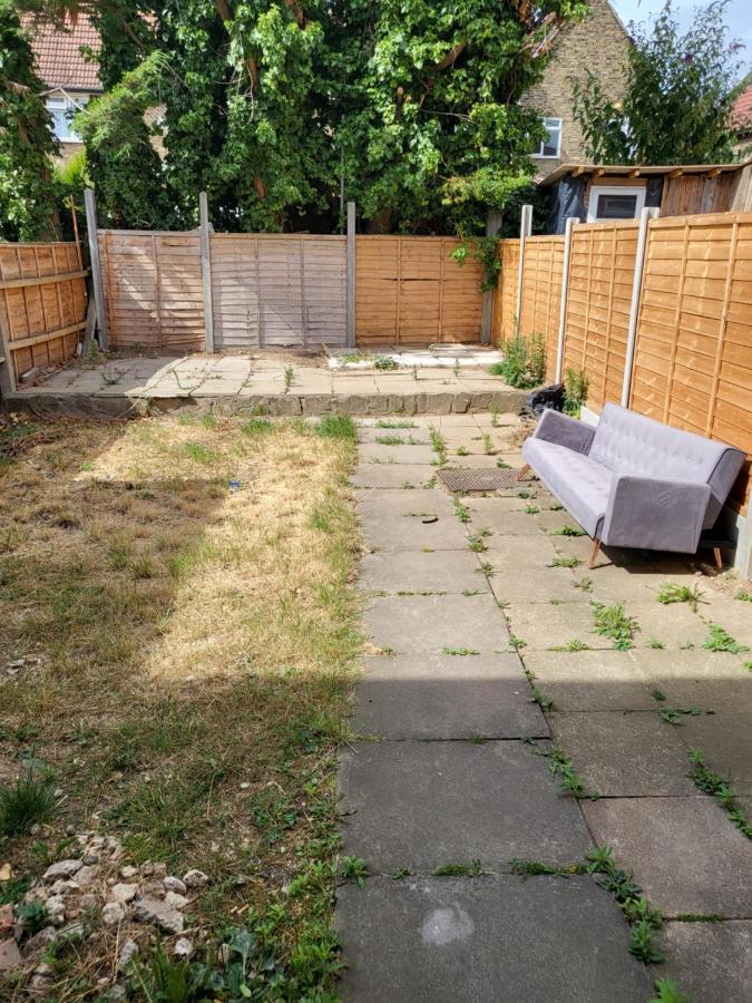 Crane Home In Dagenham With Free Wi Fi Exterior photo