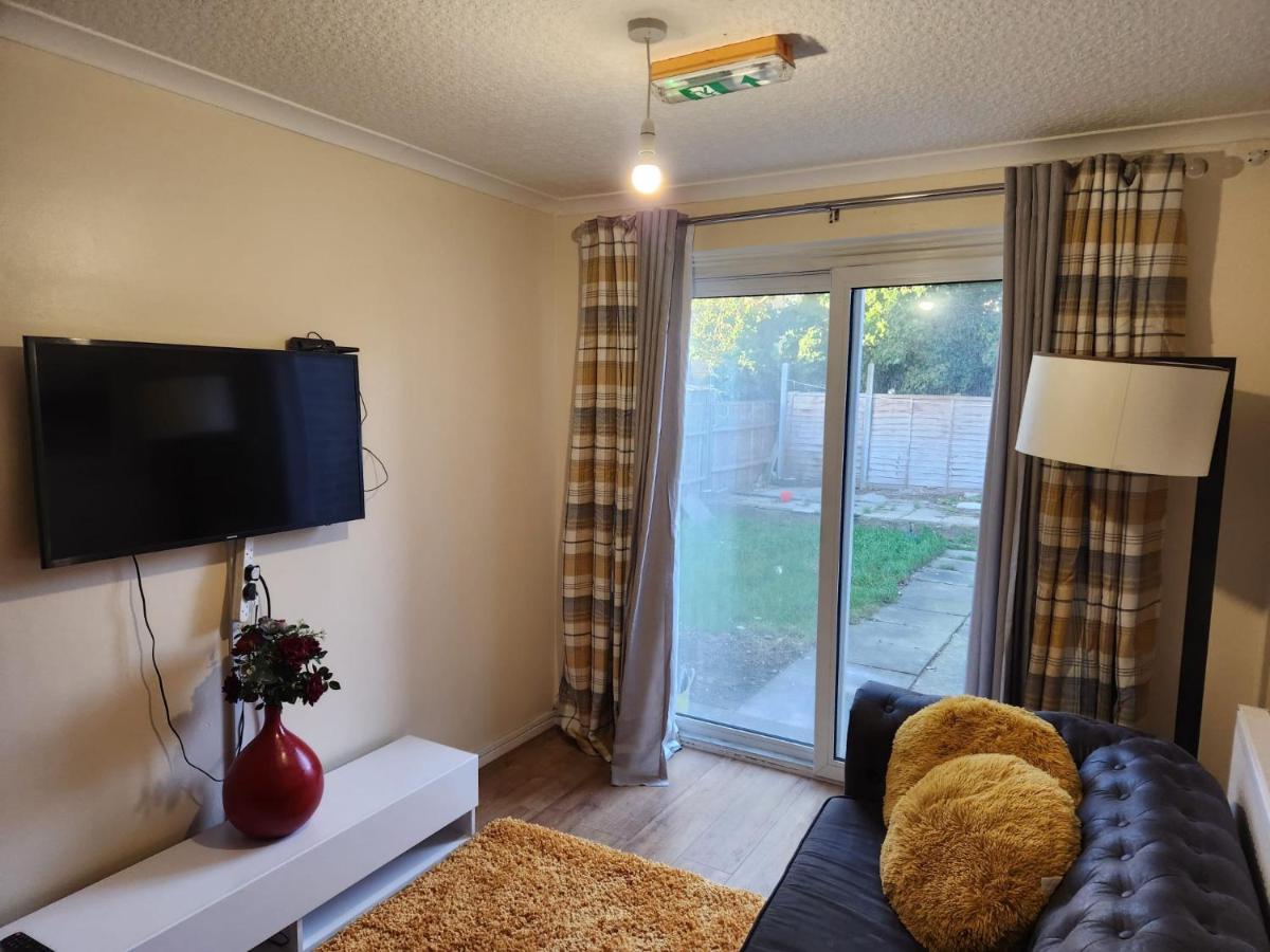 Crane Home In Dagenham With Free Wi Fi Exterior photo